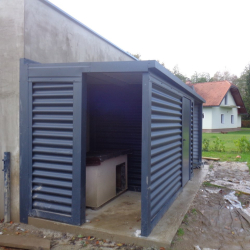 Prostorna in funkcionalna ozka kovinska lopa Hosekra