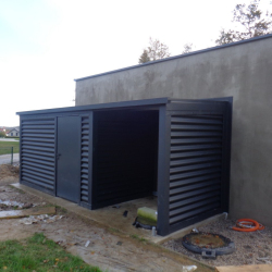 Ozka antracit lopa Hosekra postavljena ob objektu