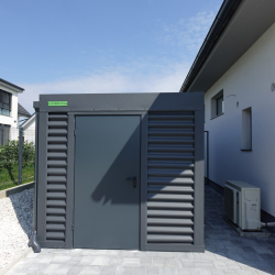 Vrtna kovinska lopa ob hiši