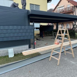 Montaža nadstreška ob stanovanjski hiši in objektu v antracit barvi