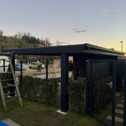 Montaža antracit kovinskega nadstreška