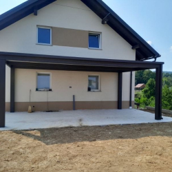Nadstrešek Hosekra kot terasa ob stanovanjski hiši