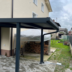 Enojni nadstrešek ob hiši v Ljubljani