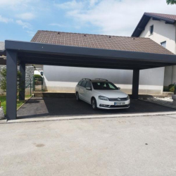 Hosekra nadstrešek za tri avtomobile