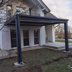 Nadstrešek Hosekra ob hiši
