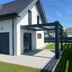 Hosekra kovinski nadstrešek ob hiši