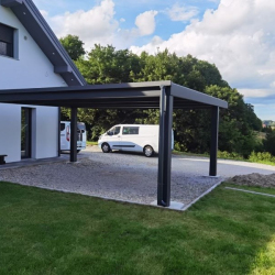 Pogled iz zadnje strani na antracit nadstrešek