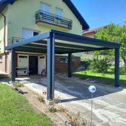 Kovinski nadstrešek ob stanovanjski hiši
