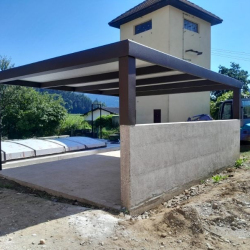 Nadstrešek Hosekra s podporo na betonski pregradi