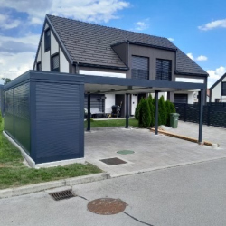 Nadstrešek s stransko zaprto enoto ob stanovanjski hiši