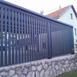Nadstrešek Hosekra s kovinsko letveno ograjo