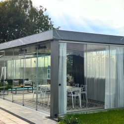 Zastekljen kovinski paviljon