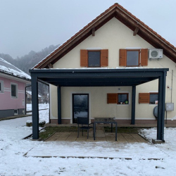 Samostoječi nadstrešek Hosekra ob hiši nad teraso