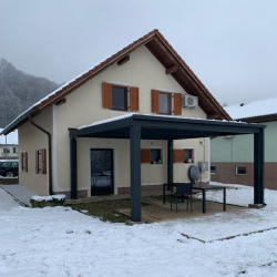 Montažni nadstrešek ob hiši nad teraso