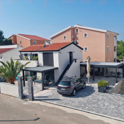 Dva nadstreška Hosekra kot zaščiten zunanji prostor
