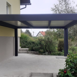 Nadstrešek Hosekra ob hiši na betonski plošči