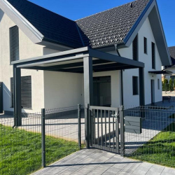 Kovinski nadstrešek ob hiši