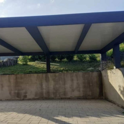 Nadstrešek delno podprt z betonsko steno