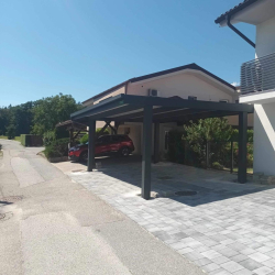 Samostoječ kovinski nadstrešek s previsom