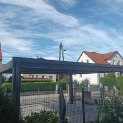Samostojen nadstrešek za zaščito vozil