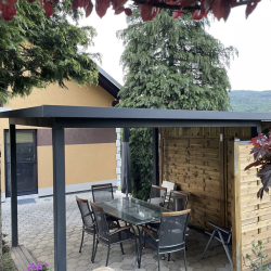 Nadstrešek ob vrtni lopi Hosekra