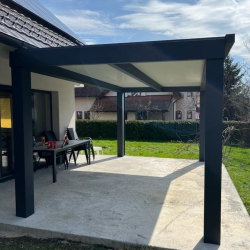 Kovinski samostoječi nadstrešek Hosekra nad teraso