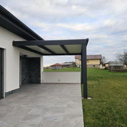Nadstrešek Hosekra nad teraso, pritrjen na fasado