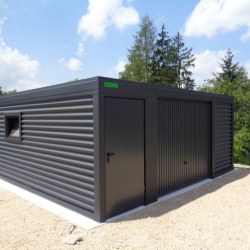 G80 Moderna Široka Garaža s Hormann Dvižnimi Vrati in Dodatnimi Funkcijami