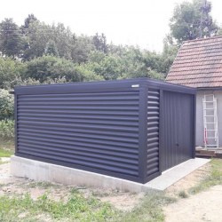 G80 Široka garaža z dvižnimi vrati - Vzdržljivost in varnost v elegantni sivi barvi