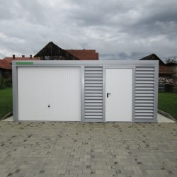 Široka srebrna garaža spredaj
