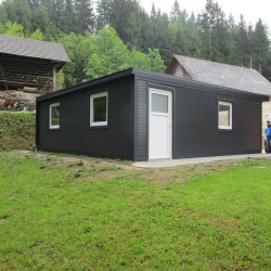 Širša avtomobilska garaža z dvema oknoma in vrati