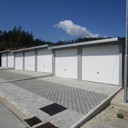 G220 Funkcionalne vrstne garaže Hosekra z belimi Hormann vrati in nadstreški