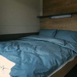 Spalnica z zakonsko posteljo