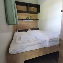 Spalnica z zakonsko posteljo