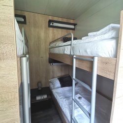 Spalnica z dvojnimi pogradi