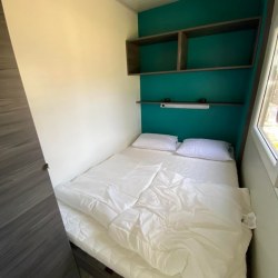 Spalnica z zakonsko posteljo