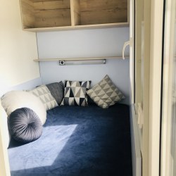Spalnica z udobnim ležiščem in blazinami
