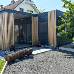 Salon v eko mobilni hiški z teraso