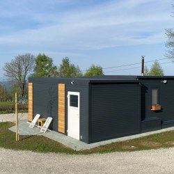 Mobilna hiška EKO+ z garažo – pogled s strani