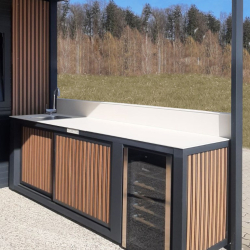 Zunanja kuhinja ob mobilni hiški Hosekra