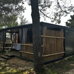 Mobilna hišica z bambusovo ograjo