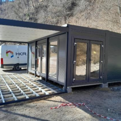 Modularni bivalni kontejner s teraso