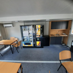 Notranjost dvojnega kontejnerja Hosekra – Jedilnica