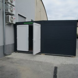 K110 Antracit dvojni montažni Hosekra kontejner postavljen ob stavbo