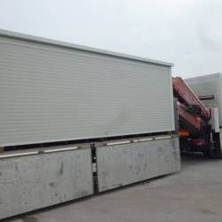 K110 Hosekra dvojni kontejner, transportiran s tovornjakom