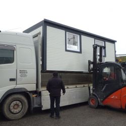 K110 Hosekra modularen dvojni kontejner v beli barvi z antracit obrobami