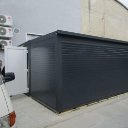 Antracit kontejner ob poslovnem objektu