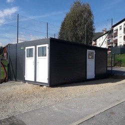 K110 Dvojni kontejner v antracit barvi z belimi vrati
