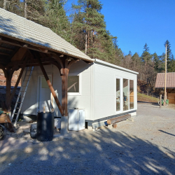 Dvojni kontejner Hosekra ob nadstrešku