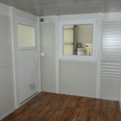 Notranjost manjšega kovinskega kontejnerja Hosekra dimenzij 4x2,3m